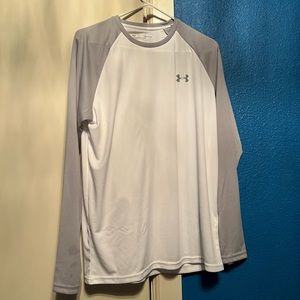 long-sleeved T-shirt